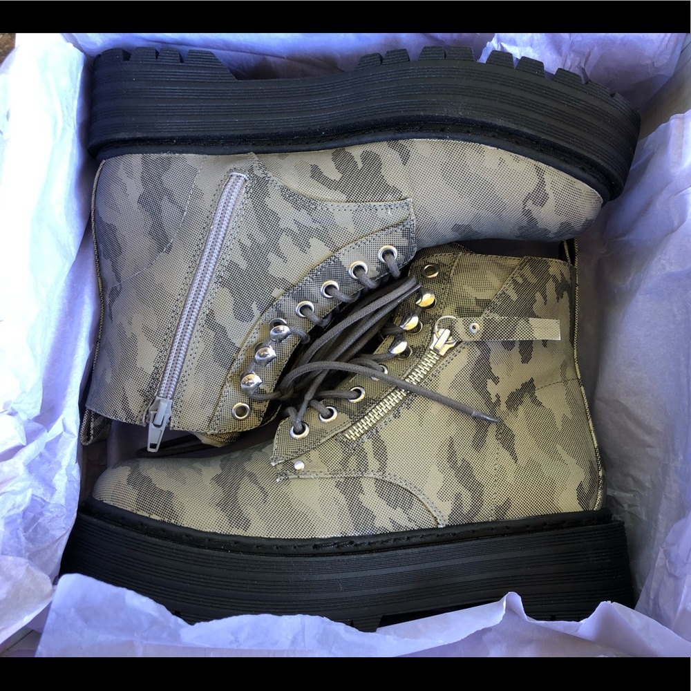 NEW  Madden Girl Mash Flatform Combat Boots - Picture 4 of 15